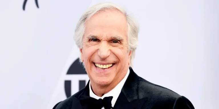 Henry Winkler’s 7 Gorgeous Grandkids Have to Clear Dishes – What They Look Like